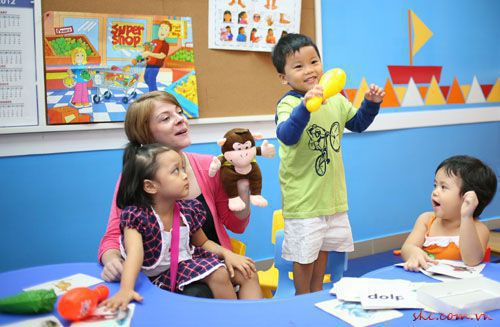 cho tre hoc tieng anh giao tiep tu nho.jpg
