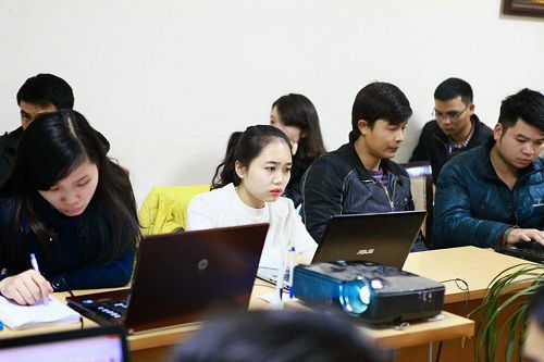 vật lộn với học tiếng anh.jpg