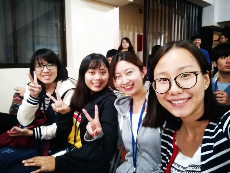 Kiều Trang cùng các bạn học tại MONOL Kiều Trang cùng các bạn học tại MONOL