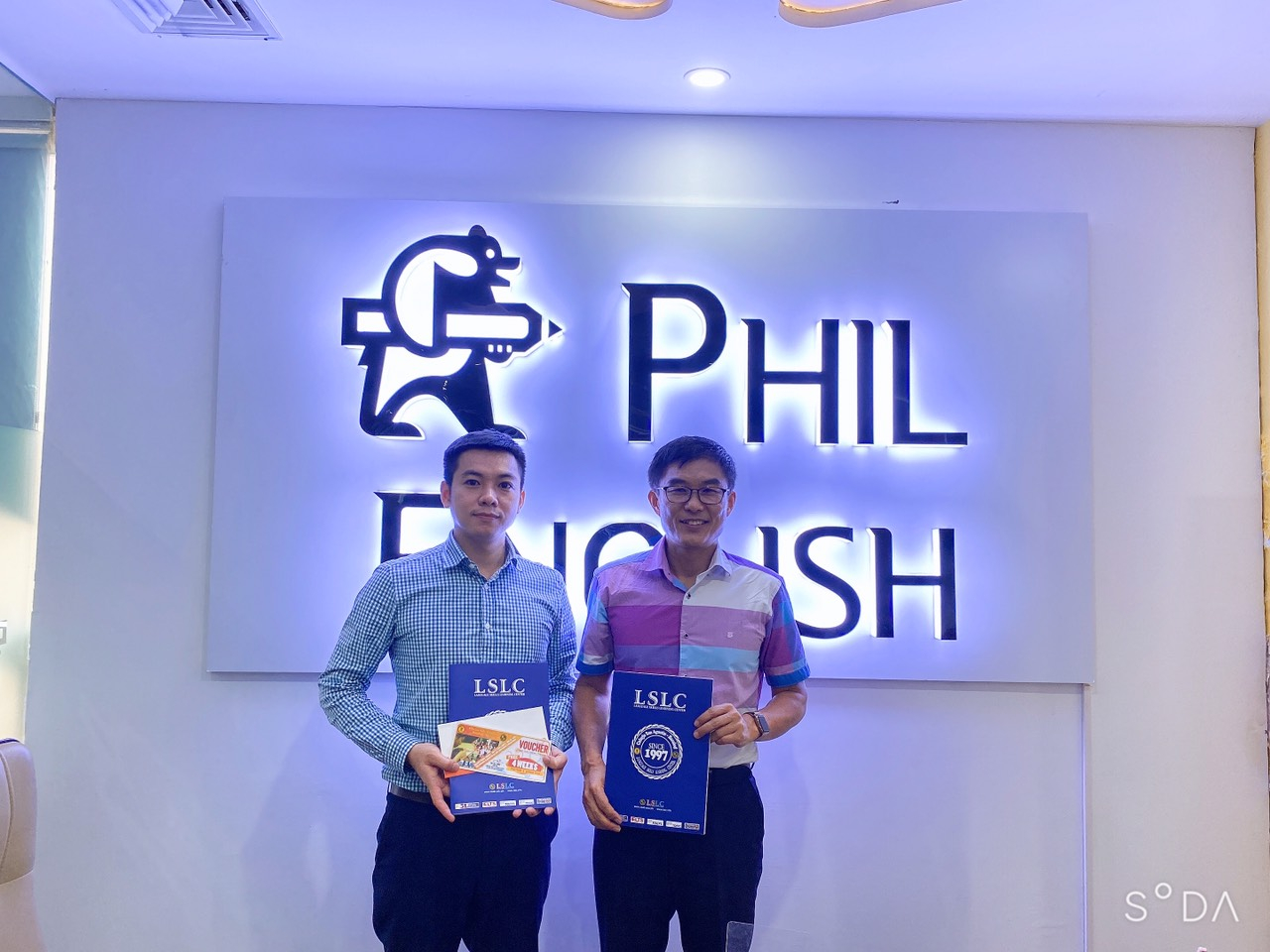 Phỏng vấn hiệu trưởng trường LSLC tại văn phòng Phil English Hà Nội